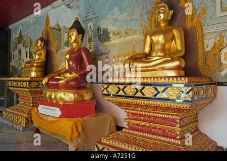 Statue di Buddha in Wat Phrathat Doi Suthep, altamente venerato tempio buddista in Chiang Mai, Thailandia. Foto Stock