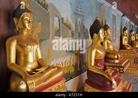 Sculture di Buddha in Wat Phrathat Doi Suthep, altamente venerato tempio buddista in Chiang Mai, Thailandia. Foto Stock