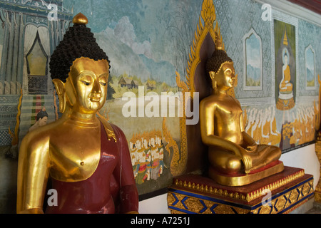 Le immagini del Buddha in Wat Phrathat Doi Suthep, altamente venerato tempio buddista in Chiang Mai, Thailandia. Foto Stock