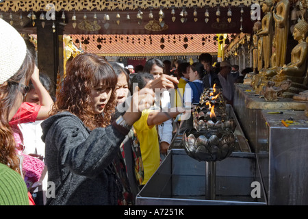 Rituale di aggiunta di olio per le lampade in Wat Phrathat Doi Suthep, altamente venerato tempio buddista in Chiang Mai, Thailandia. Foto Stock