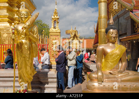 Le immagini del Buddha in Wat Phrathat Doi Suthep, altamente venerato tempio buddista in Chiang Mai, Thailandia. Foto Stock