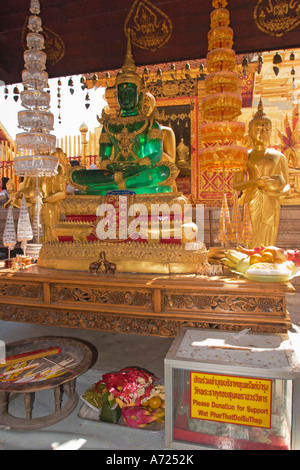 Altare in Wat Phrathat Doi Suthep, altamente venerato tempio buddista in Chiang Mai, Thailandia. Foto Stock