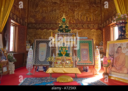 Altare con due del Buddha di Giada immagini in Wat Bupparam. Chiang Mai, Thailandia. Foto Stock