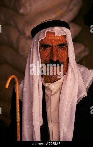 Il vecchio uomo in arabo tradizionale abito, Baalbek, Libano Foto Stock