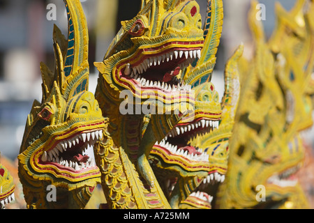 Naga teste. Frammento di scala decorazione in Wat Bupparam. Chiang Mai, Thailandia. Foto Stock