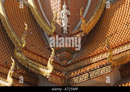 Riccamente decorate tetto di Wat Bupparam. Chiang Mai, Thailandia. Foto Stock