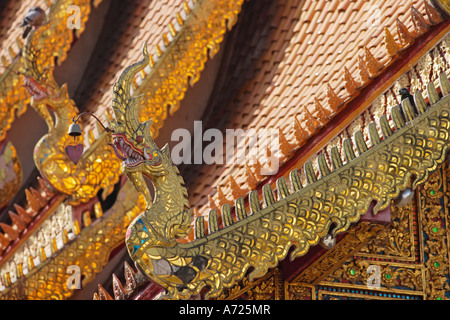 Frammento del tetto e finials. Wat Bupparam, Chiang Mai, Thailandia. Foto Stock