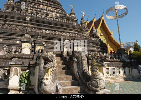 La base dei principali chedi. Wat Chetawan. Chiang Mai, Thailandia. Foto Stock