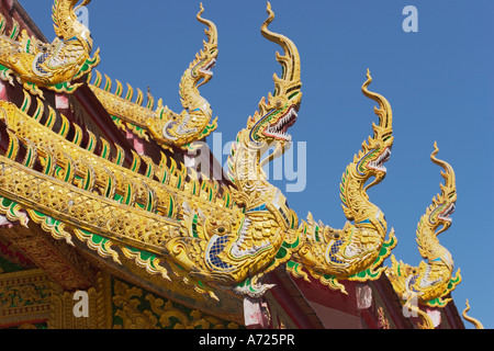 Elaborare Naga finials sul tetto di Wat Chetawan. Chiang Mai, Thailandia. Foto Stock