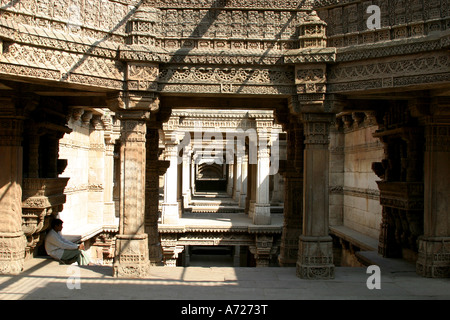 Incredibile scolpiti interno dell'Adalaj Step-Well in Gandhinagar distretto di Gujarat, India Foto Stock