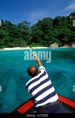 Thailandia, Isole Similan, avvicinando una piccola isola con un lancio dello zodiaco Foto Stock