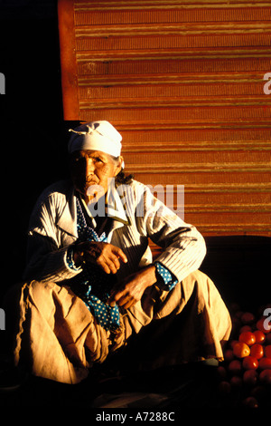 Bolivia, Cochabamba, donna e pomodori nel mercato Foto Stock