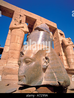 Le statue di Ramses II e Osiride pilastri sulla sponda ovest del Nilo a Luxor Egitto Foto Stock