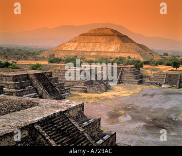 Plaza della Luna e la Piramide del sole di Teotihuacan Messico rovine maya Foto Stock