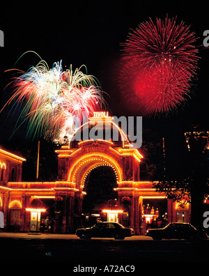 Fuochi d'artificio su giardini di Tivoli di notte Copenhagen DANIMARCA Scandinavia Foto Stock