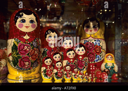 Bambola russa di esposizione in vetrina a Praga Repubblica Ceca Foto Stock
