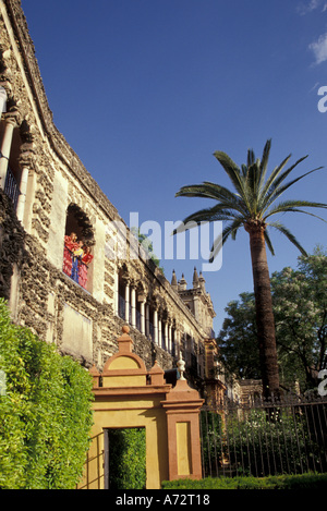 Spagna, Andalusia Cordoba tre giovani donne nei tradizionali abiti di flamenco sotto arch nell'Alcazar Foto Stock