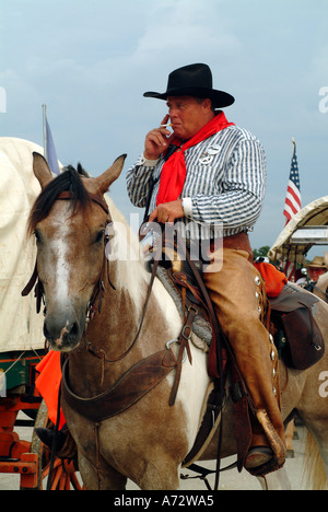 Un cowboy a cavallo e fumare in Bandera Texas Foto Stock