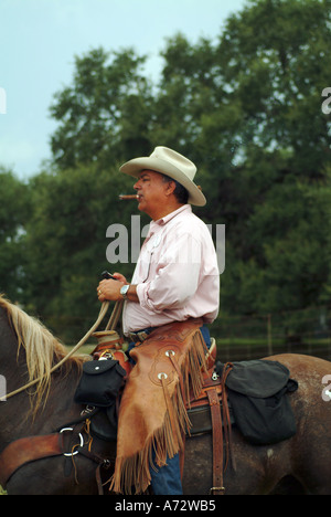 Un cowboy a cavallo in Bandera Texas Foto Stock