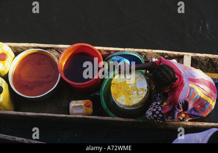 Olio di palma venditore Lisala fiume Congo Foto Stock