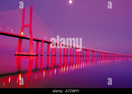 Ponte Vasco da Gama di notte, Parque das Nacoes, Expo, Lisbona, Portogallo Foto Stock