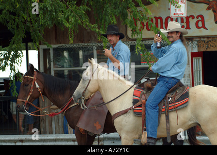 Cow boys a cavallo in una strada Bandera Texas Foto Stock