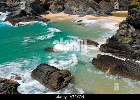 Le onde e le rocce, Porto Covo, Parco Naturale Costa Vicentina e a sud-ovest di Alentejo, Odemira, Alentejo, Portogallo Foto Stock