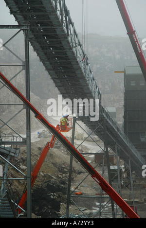 Grande gru Sollevamento Pant y pwll Dwr Quarry Pentre Halkyn Flintshire North East Wales Foto Stock