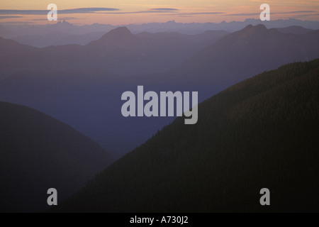 Montagne coperte di nebbia Foto Stock