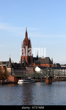 Una vista del Frankfurter cattedrale Dom a Francoforte in Germania guardando attraverso il Fiume Main verso l'Eisener Steg bridge Foto Stock