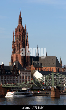 Una vista del Frankfurter cattedrale Dom a Francoforte in Germania guardando attraverso il Fiume Main verso l'Eisener Steg bridge Foto Stock