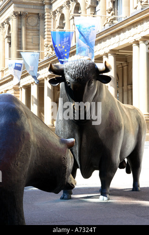 Le statue di un toro e portare al di fuori della Borsa Valori di Francoforte nel centro di Francoforte in Germania Foto Stock