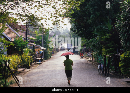 Donna con ombrello Luang Prabhang Laos Foto Stock