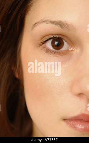 Volto di una giovane donna Foto Stock