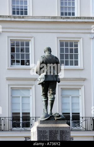 Vista posteriore del memoriale di guerra in Royal Leamington Spa Warwickshire, incorniciato da white Regency edifici Foto Stock