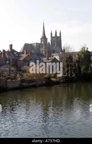 Vista lungo il fiume a tutti i santi della chiesa parrocchiale, Royal Leamington Spa Warwickshire, Inghilterra Foto Stock