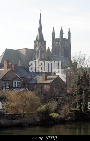 Vista lungo il fiume a tutti i santi della chiesa parrocchiale, Royal Leamington Spa Warwickshire, Inghilterra Foto Stock