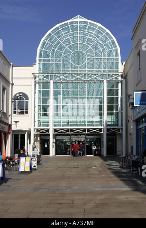 Esterno del Royal Priors shopping centre in Leamington Spa Warwickshire, Inghilterra Foto Stock