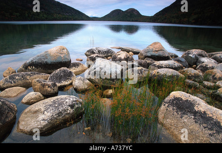 Lago con pietre di granito, STATI UNITI D'AMERICA, Maine, Acadia NP Jourdan stagno Foto Stock