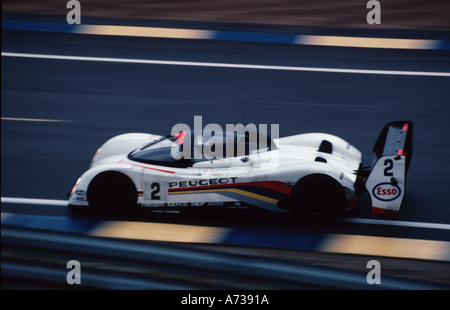 Peugoet 905 competere nel 1992 Le Mans 24 ore di corsa del motore Foto Stock