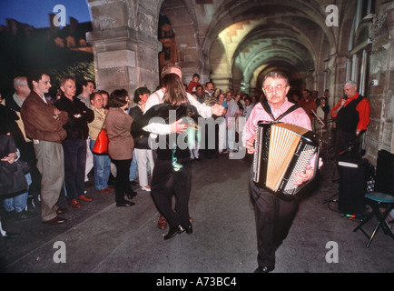 Folla, Celebrazione della Giornata Mondiale della Musica, PARIGI, Manifestazioni pubbliche 'Fete de la Musique' Musica della Fisarmonica a Place des Vosges a le Marais, facendo musica Foto Stock