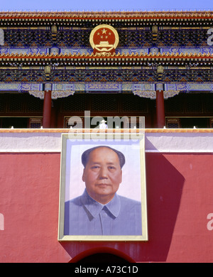 Un ritratto di Mao Zedong Mao Tse Tung appeso su Tiananmen Porta della Pace Celeste Beijing Pechino CINA Foto Stock