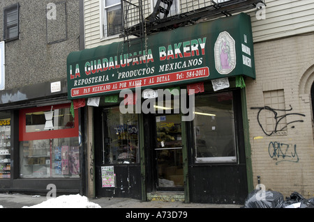 La facciata di un Brooklyn mercato ispanico/ corner store. Foto Stock