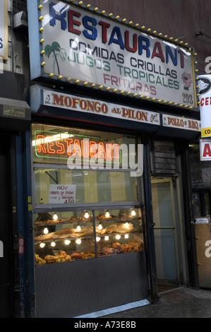 La facciata di un Brooklyn mercato ispanico/ corner store. Foto Stock