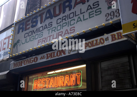 La facciata di un Brooklyn mercato ispanico/ corner store. Foto Stock