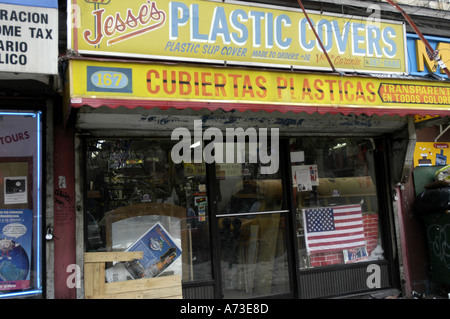 La facciata di un Brooklyn mercato ispanico/ corner store. Foto Stock