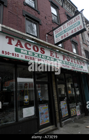 La facciata di un Brooklyn mercato ispanico/ corner store. Foto Stock