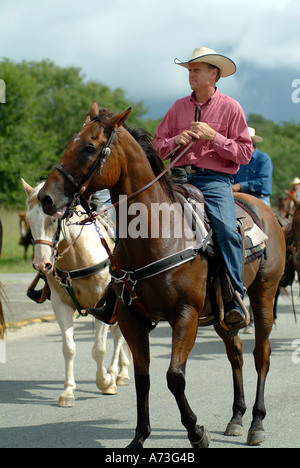 Un cowboy a cavallo in Bandera Texas Foto Stock