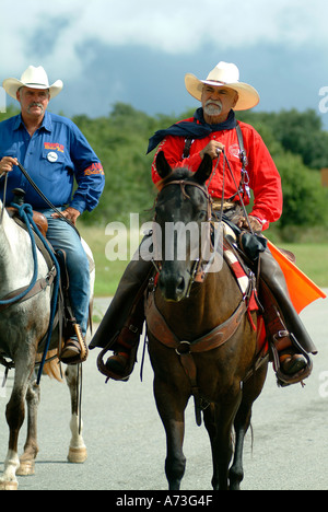 Un cowboy a cavallo in Bandera Texas Foto Stock