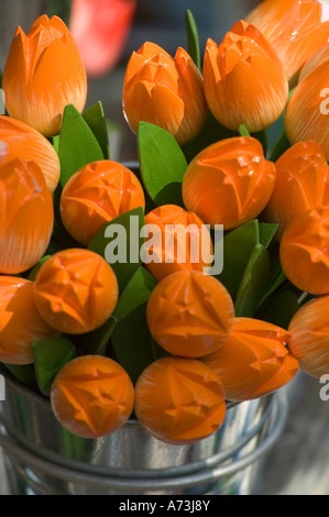 Tulipani artificiali in legno arancione vibranti in un secchio di metallo, un tradizionale souvenir dell'Olanda, Paesi Bassi. Foto Stock